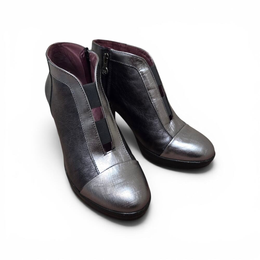 Wanda Panda Pewter Silver Leather Elastic Front Heeled Ankle Booties, Size 39
